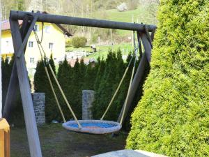 Un columpio en un patio con seto en Haus Leiner, 