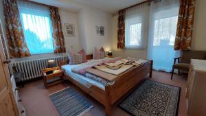 バート・ラウターベルクにあるFerienwohnung Weberの窓のある部屋にベッドがある寝室