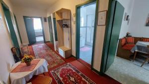 バート・ラウターベルクにあるFerienwohnung Weberのリビングルーム(テーブル付)、廊下
