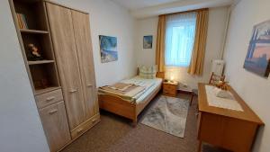 バート・ラウターベルクにあるFerienwohnung Weberのベッドと机のある小さな部屋
