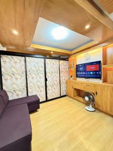 Μια τηλεόραση ή/και κέντρο ψυχαγωγίας στο One Oasis Davao Staycation by MN +13 φωτογραφίες