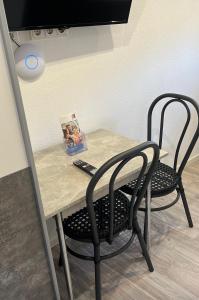 a small table with two chairs and a table with a box at Ferienwohnung Manolya in Günzburg