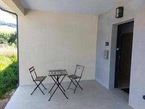 une table et deux chaises sur une terrasse dans l'établissement Modern Vosges Getaway, à Laveline 47 autres photos