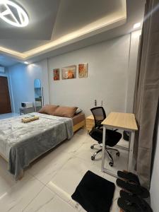 ImusにあるCasa Leveria Unit 2 with Patio, Inquire Parking Availabilityのベッドとテーブルと椅子のある寝室 +1枚の写真