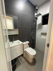 Bilik mandi di Casa Leveria Unit 2 with Patio, Inquire Parking Availability