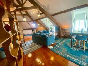 リスボンにあるスタジオズ ウィズ メザニン ルア ダ モエーダの青いソファとテーブルのあるリビングルーム +284枚の写真