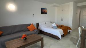 ein Wohnzimmer mit einer Couch und einem Bett in der Unterkunft BENALBEACH Vista al Mar in Benalmádena + 24 Fotos