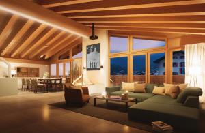 Χώρος καθιστικού στο Turuwang Penthouse by HomeFlow