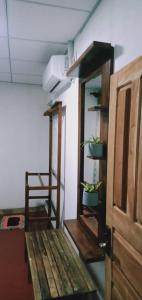 阿努拉德普勒Dewdula villa的一间有木架的房间,上面有盆栽植物