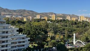 Blick auf eine Stadt mit hohen Gebäuden und Bäumen in der Unterkunft BENALBEACH Vista al Mar in Benalmádena