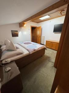 a bedroom with a bed and a flat screen tv at Appartement Brandner in Bad Hofgastein +19 photos
