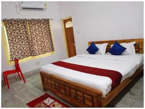 Un pat sau paturi într-o cameră la Hotel Madison Homestay Near Bus Stand- Fully Air Conditioning Hotel - Luxury & Spacious Room -A Homestay In Bhubneshwar +12 fotografii