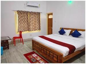 Un pat sau paturi într-o cameră la Hotel Madison Homestay Near Bus Stand- Fully Air Conditioning Hotel - Luxury & Spacious Room -A Homestay In Bhubneshwar
