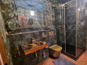 a bathroom with a sink and a shower at Casa Moselle-Royal Stilvoll Urlauben an der Mosel in Reil +22 photos