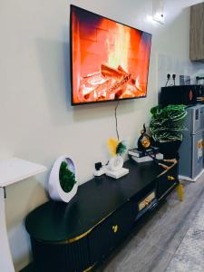 Zimmer mit schwarzer Kommode und Wandgemälde in der Unterkunft Staycation with Ryn in Ruaka