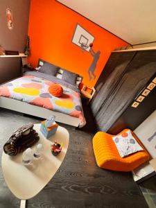 Postel nebo postele na pokoji v ubytování Chambres 24 h du Mans , GP , Le Mans Classic , motos , camions