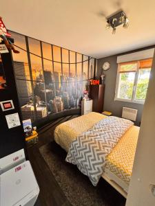 Postel nebo postele na pokoji v ubytování Chambres 24 h du Mans , GP , Le Mans Classic , motos , camions