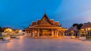 un bâtiment avec une cour éclairée la nuit dans l'établissement The Hidden Sao Chingcha - ถนนดินสอ xPro, à Bangkok