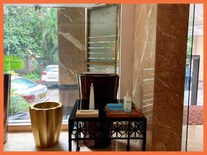 Posezení v ubytování HOTEL - THE COMFORT ELITE - M & T - IN - PREMIUM - Near The Holy Kashi Vishwanath Temple !! Free Wi-Fi & Parking Facilities - Fully Air Conditioned And Spacious Room In Prime Location In Varanasi