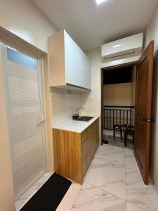 Η κουζίνα ή μικρή κουζίνα στο Casa Leveria Unit 5 with Balcony, Inquire Parking Availability