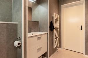 a bathroom with a sink and a mirror at Nieuw! 6-persoons chalet aan het Veluwemeer dichtbij Harderwijk, Amersfoort en Zwolle in Hulshorst +46 photos