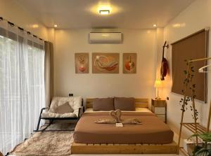 CaviteにあるTiny Uphill Cabinのベッドと椅子のある寝室 +69枚の写真