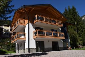 een gebouw met houten balkons erop bij Chalet Radola in Campitello di Fassa