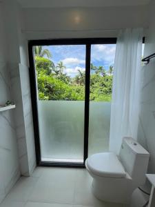 CaviteにあるTiny Uphill Cabinのバスルーム(トイレ付)、大きな窓が備わります。