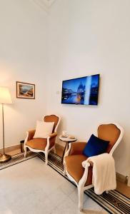 Una televisión o centro de entretenimiento en MaisonNouveau 19 fotos más