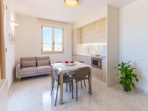 a kitchen and dining room with a table and chairs at Casa Fiore Plus Appartamento Superior in Torre Pali +21 photos