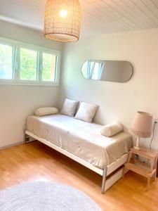 a bedroom with a bed in a room at Comfortable apartment a stone's throw from Nyon in Duillier