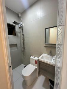 Ένα μπάνιο στο Casa Leveria Unit 8 with Balcony, Inquire Parking Availability