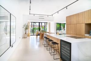 Kuchyň nebo kuchyňský kout v ubytování Villa Peman Luxurious Beachside Villa