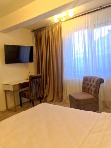 Un televizor și/sau centru de divertisment la Jolie Boutique Hotel