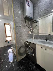 TürkistanにあるMirza `Karavan saray` Караван Сарайのシンクと洗濯機付きのキッチン