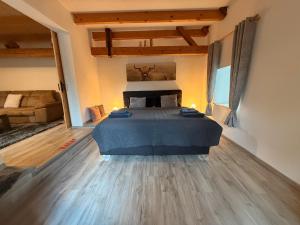 リューデンシャイトにあるUrlaub in der Naturの部屋にベッドとソファがある寝室