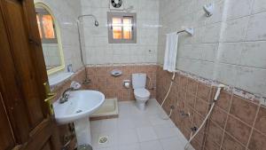 a bathroom with a toilet and a sink at درة الصالحين للشقق المخدومة in Makkah +34 photos