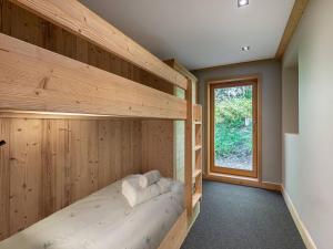 a bunk bed in a room with a window at Appartement familial calme 8 pers, près des pistes - FR-1-565-51 in Les Allues