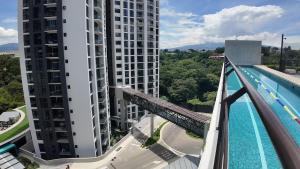 Bazén v ubytování Apartment with air conditioning and 20 minutes from the airport nebo v jeho okolí