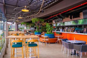 Restaurace v ubytování Apartment with air conditioning and 20 minutes from the airport