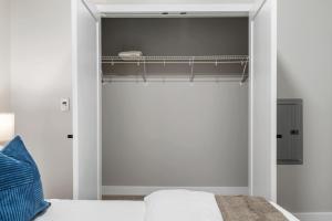 Postel nebo postele na pokoji v ubytování CozySuites Modern 1BR OTR District #01 + 40 fotografií