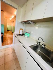 une cuisine avec un évier et un plan de travail dans l'établissement Zenmist Properties- Studio Type Condo, à Baguio