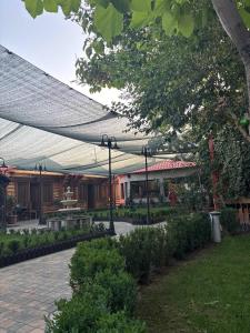 Zvartnots International AirportにあるHotel 365の噴水のある中庭の上に天蓋が付いた建物