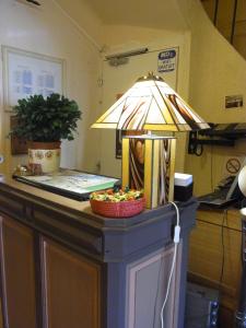 une table avec une lampe au-dessus d'un bureau dans l'établissement Constantin, à Arles