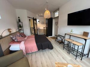 ein Schlafzimmer mit einem Bett, einem Tisch und einem Schreibtisch in der Unterkunft Schie2Be in Schiedam