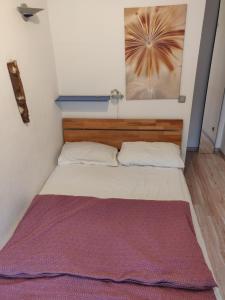 Ένα ή περισσότερα κρεβάτια σε δωμάτιο στο Charming Room in a Central Location with perfect Connectivity