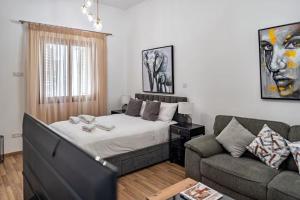 un soggiorno con un letto e un divano di Cozy house city center in Limassol a Limassol