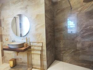 ラヴェンナにあるArtemis Roomsの洗面台と鏡のあるバスルーム