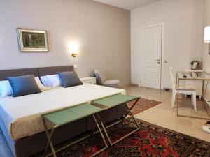 ラヴェンナにあるArtemis Roomsのベッドとテーブルのある寝室 +54枚の写真