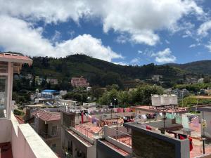 Nespecifikovaný výhled na hory nebo výhled na hory při pohledu z vily